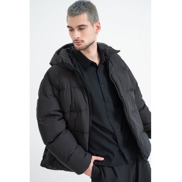 Geaca cu umplutura de puf si gluga