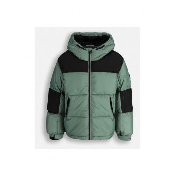 Geaca impermeabila si matlasata cu gluga si buzunare