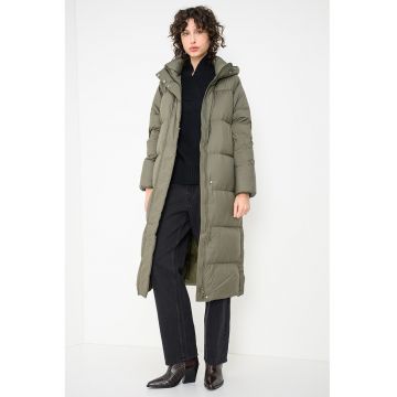 Geaca lunga cu umplutura de puf