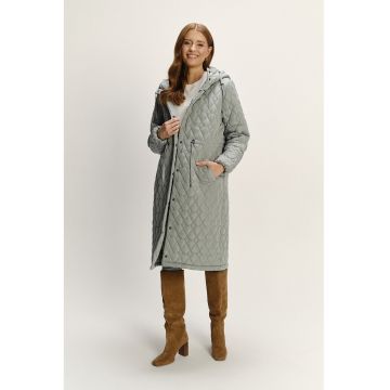 Geaca lunga matlasata cu gluga