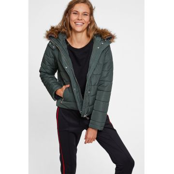 Geaca matlasata cu buzunare cu fermoar