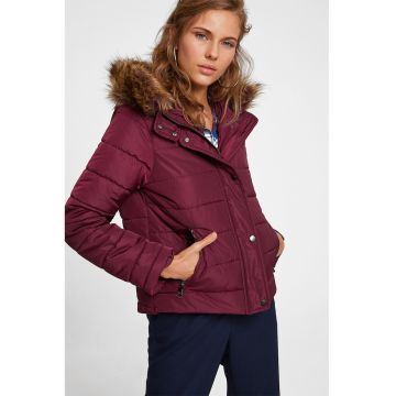 Geaca matlasata cu buzunare cu fermoar