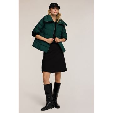 Geaca matlasata cu guler inalt