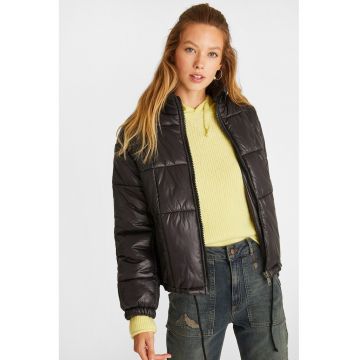 Geaca matlasata cu guler inalt