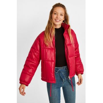 Geaca matlasata cu guler inalt