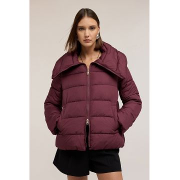 Geaca matlasata cu guler inalt