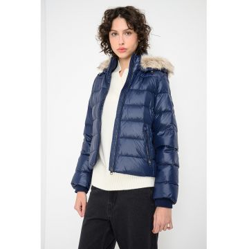 Geaca slim-fit cu umplutura de puf