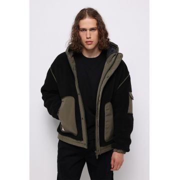 Jacheta cu maneci cazute si gluga