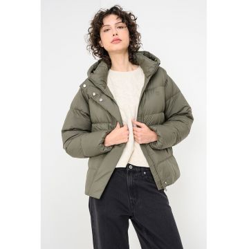 Jacheta cu umplutura de puf si finisaj rezistent la apa