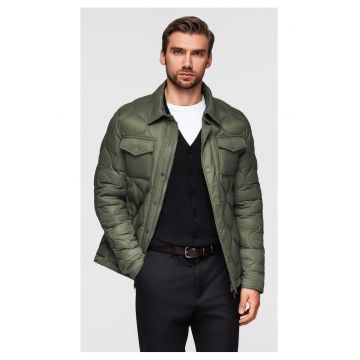 Jacheta matlasata cu buuznare pe piept