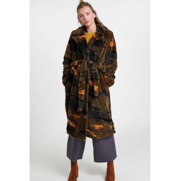 Paltom lung din plus cu model petrecut si imprimeu camuflaj