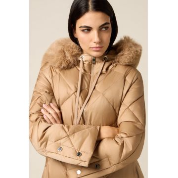 Geaca cu aspect matlasat si gluga