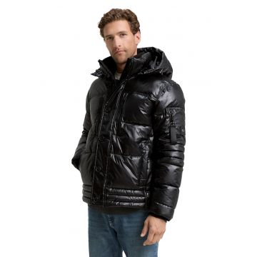 Geaca cu gluga si buzunare multiple