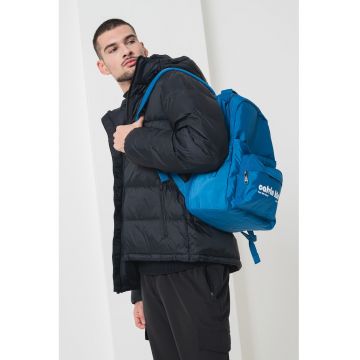 Geaca cu umplutura de puf - finisaj rezistent la apa si fermoar