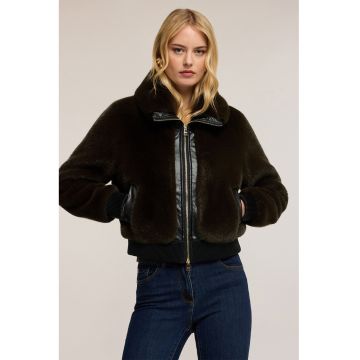 Geaca scurta din blana sintetica cu guler inalt