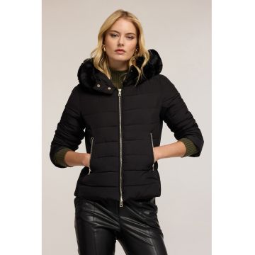 Jacheta cu buzunare laterale si gluga