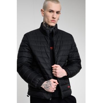 Jacheta regular fit cu finisaj rezistent la apa si mansete elastice