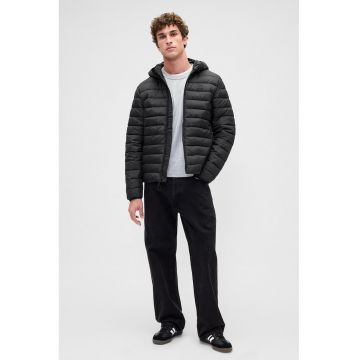 Jacheta usoara cu aplicatie logo discreta