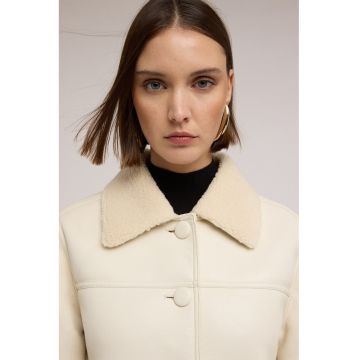 Palton din piele ecologica cu detalii din blana sintetica - Crem