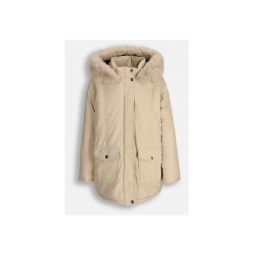 Geaca cu gluga si rezistenta la apa