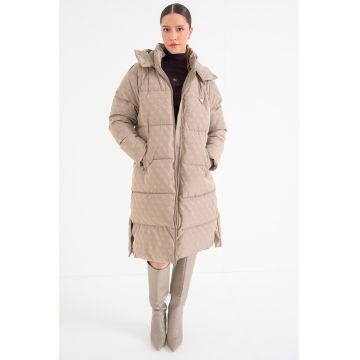 Geaca lunga matlasata cu gluga