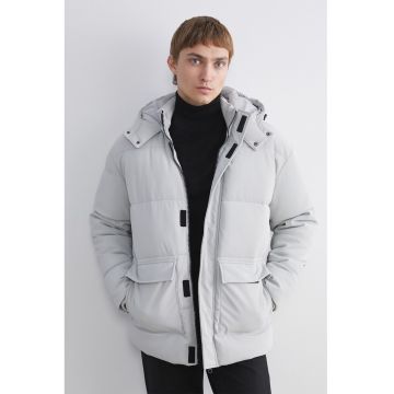 Geaca matlasata cu gluga ajustabila