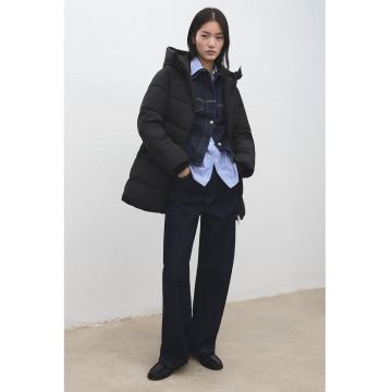 Jacheta bufanta cu finisaj rezistent la apa si buzunare cu fermoar