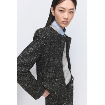 Jacheta cu decolteu la baza gatului si nasturi