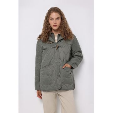 Jacheta matlasata cu nasturi brandenburg