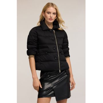 Jacheta scurta cu aspect matlasat si fermoar