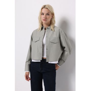 Jacheta scurta supradimensionata cu nasturi