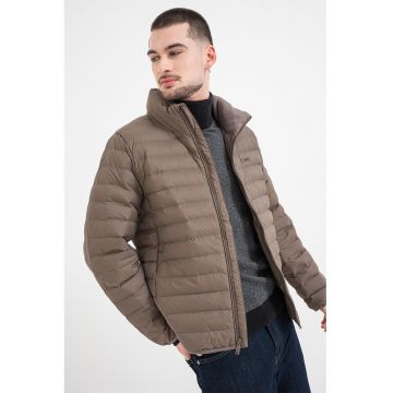 Jacheta usoara cu fermoar si guler inalt