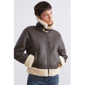 Jacheta scurta cu garnituri cu blana sintetica - Maro inchis