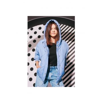 Geaca matlasata cu gluga si capse -