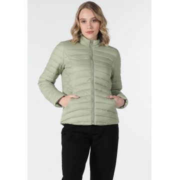 Geaca matlasata cu guler scurt Geaca matlasata cu guler scurt