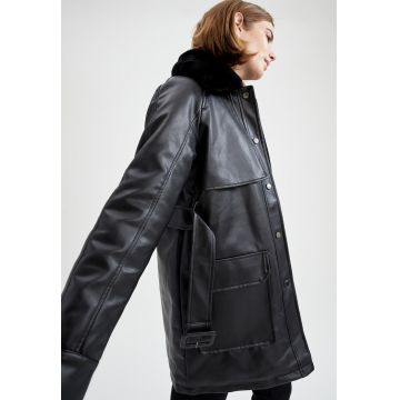 Jacheta regular fit de piele ecologica cu guler de blana sintetica Jacheta regular fit de piele ecologica cu guler de blana sintetica