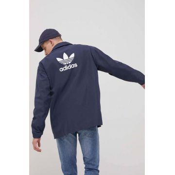 adidas Originals geaca HD9770 barbati, culoarea albastru marin, de tranzitie, oversize adidas Originals geaca HD9770 barbati, culoarea albastru marin, de tranzitie, oversize