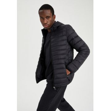 Jacheta slim fit usoara cu vatelina si gluga Jacheta slim fit usoara cu vatelina si gluga