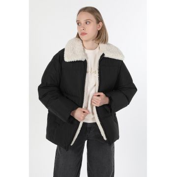 Geaca cu fermoar si buzunare Geaca cu fermoar si buzunare