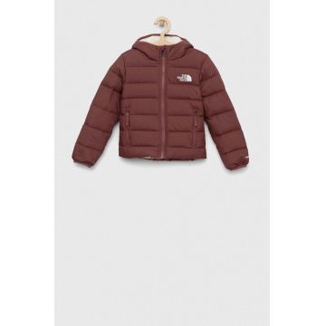 The North Face geaca de puf pentru copii REVERSIBLE NORTH DOWN HOODED JACKET culoarea bordo