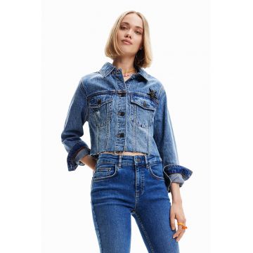 Jacheta crop de denim cu text pe partea din spate