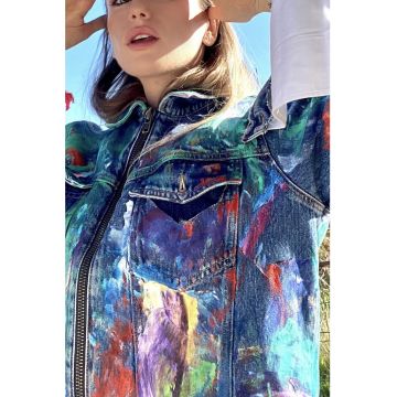 Jacheta de denim cu imprimeu abstract si terminatie nefinisata