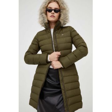 Tommy Jeans geacă de puf femei, culoarea verde, de iarna DW0DW09060