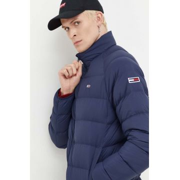 Tommy Jeans geaca de puf barbati, culoarea albastru marin, de iarna