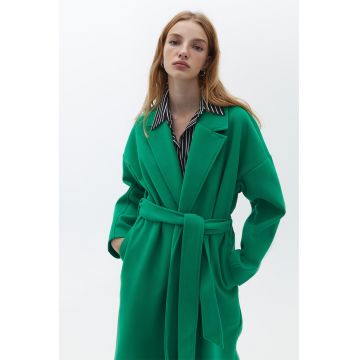 Palton lejer cu maneci cazute si revere decupate